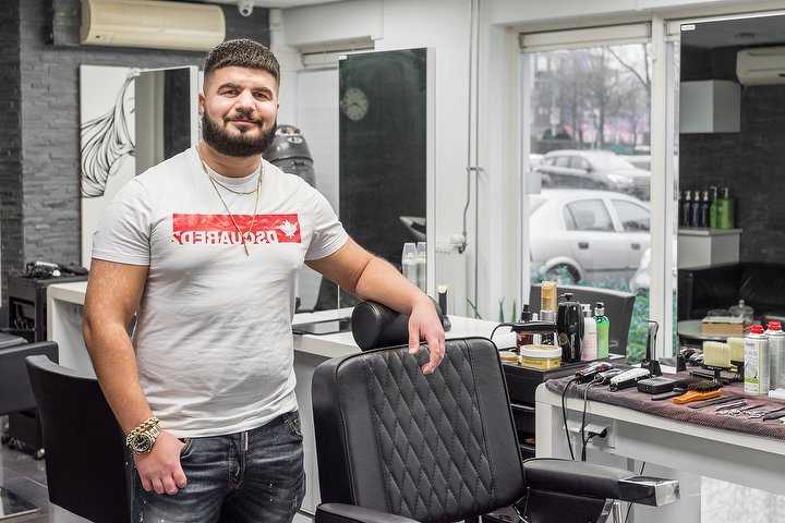 Alend in zijn zaak, naast de barbersstoel