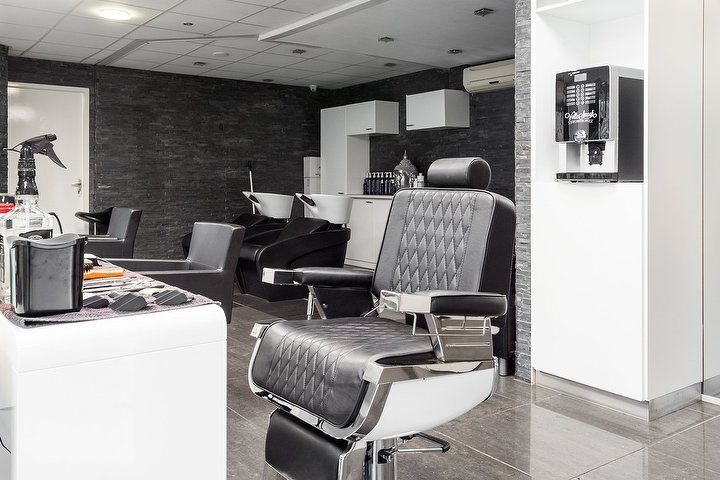 De zaak met de barbersstoelen en de wasplek